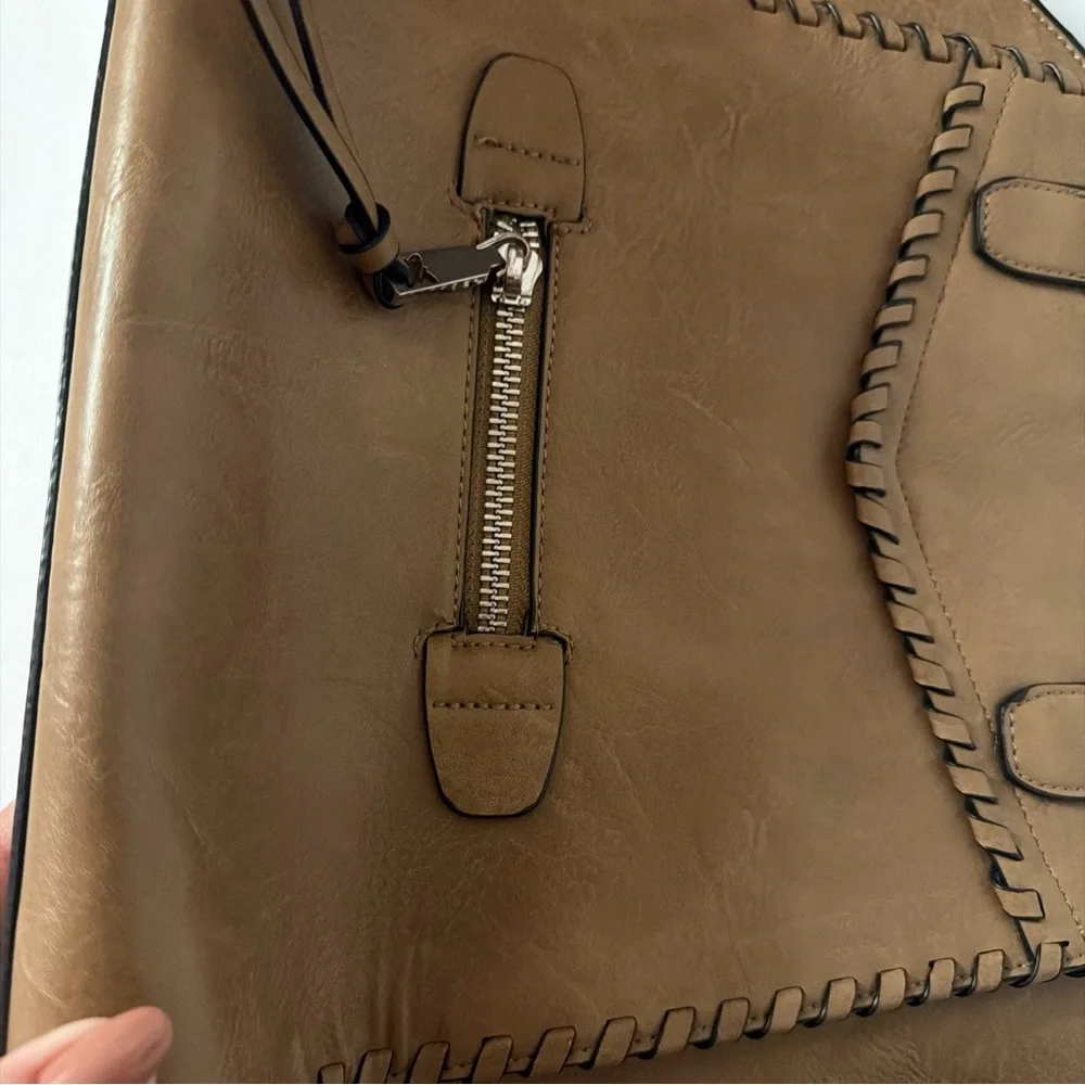 BCBG Maxazria Women's Handbag Zipper Closure 100% Leather material  Brown Color‎